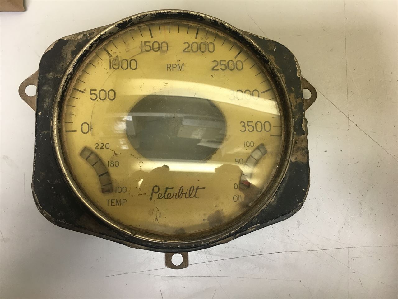 Picture of Unknown Peterbilt Cluster